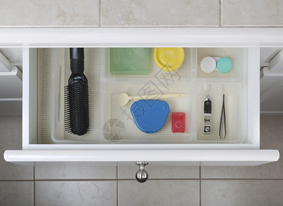 打开浴室抽屉展示个人卫生用品图片