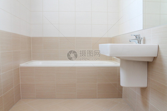 现代浴室配有米色和白色瓷砖图片