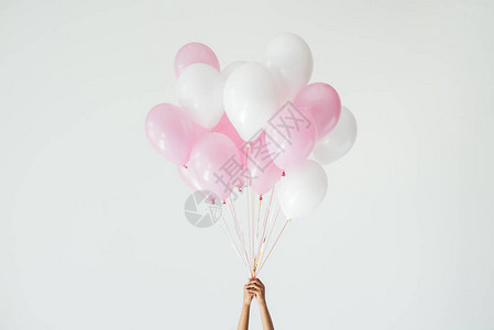 将灰色隔离的粉红和白色气球束起的图片