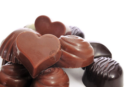 一大堆不同的巧克力夹子有些是心脏形状的图片