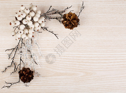木制背景上的冬季装饰品背景图片