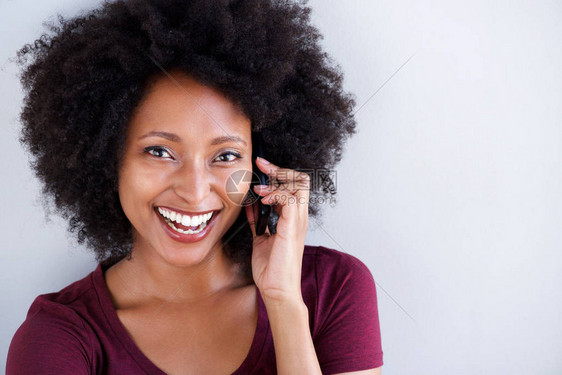 美丽黑人女在手机上聊天和笑图片