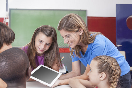 学生和老师在课堂上看平板电脑图片
