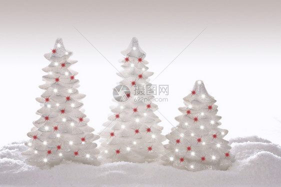 闪发光的银白色圣诞树图片