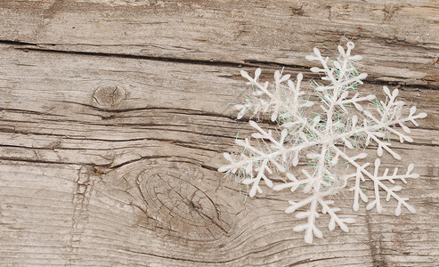 木制背景上的圣诞装饰品雪花图片