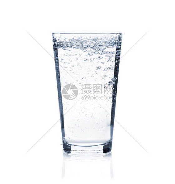 一杯苏打水在白色上孤立图片