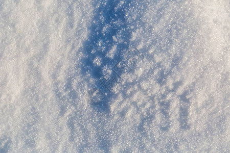 大雪纷飞在关闭的雪背景夕阳下新鲜冬雪的表面设计图片