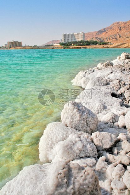 死海岸和旅游度假胜地的盐层垂直图象以色列背景为导向图片