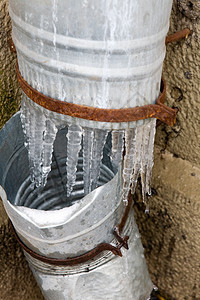 冰棍在抽水管上的排水管上图片