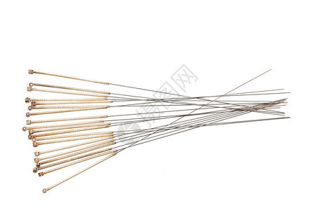 传统中药针刺的银针头白底隔离近距离接图片