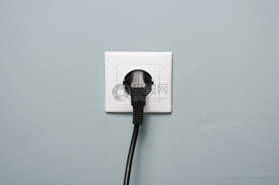 关闭电插座将黑电缆作为能量源图片