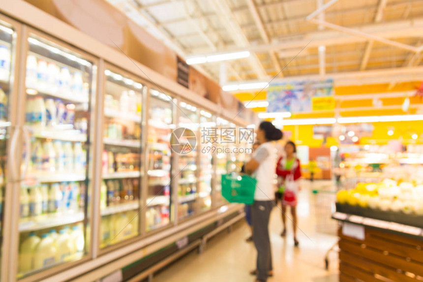 Cart在超市或折扣便利商店的冷冻食品和冷饮料店外购入Trolley购物卡图片