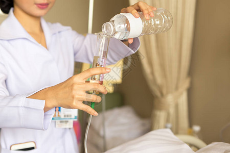 护士用玻璃注射器向病人供水图片素材