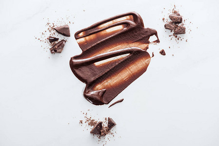带有巧克力和可粉的液体巧克背景图片