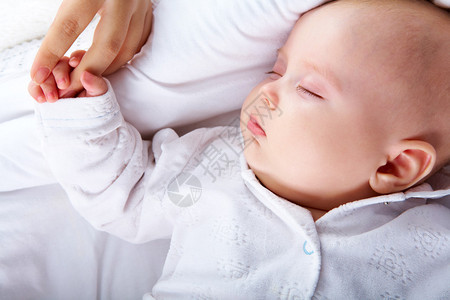 无辜婴儿在摇篮中睡觉和母亲图片