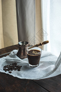 土制咖啡壶在白布上加咖图片