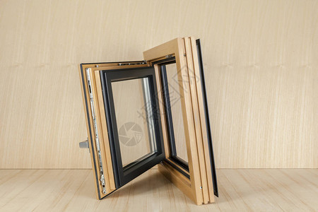 木制背景上的木窗特写图片