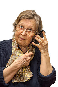 戴两副眼镜在白色背景上打电话的养老金领取者妇女退休和打电话给图片