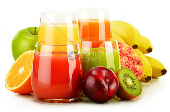含有各种水果汁的玻璃杯在图片