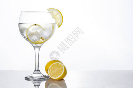 杯杜松子酒与柠檬在白色背景图片