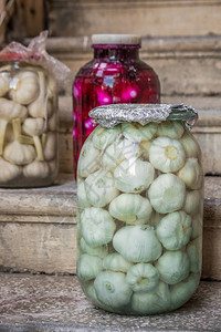 格鲁吉亚Kaheti葡萄酒区玻璃罐中产的咸菜白大蒜和粉红图片