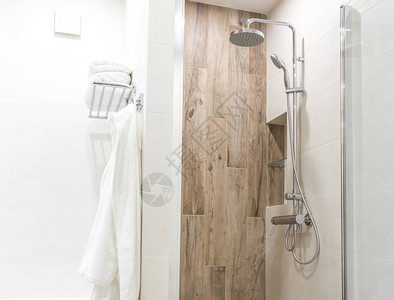 洗澡时用木制瓷砖玻璃门和挂浴图片