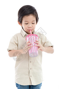 亚洲可爱儿童饮用粉红条纹玻璃纸稻草在白色背图片