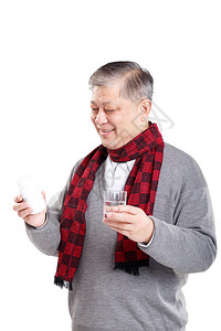穿毛衣围巾吃药的亚洲老人表情图图片