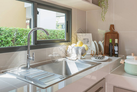 现代厨房式厨房式的厨房柜台有水龙图片