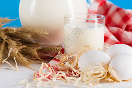 玻璃和鸡蛋中新鲜牛奶的近视木制桌图片
