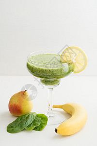 以梨子菠菜和香蕉制成的健康的绿色冰沙图片