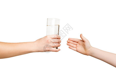 女人用手给孩子倒杯水孤立在白色图片