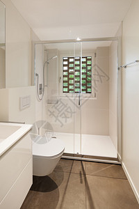 新公寓内部带淋浴的现代浴室图片