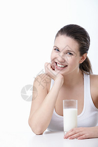 带着一杯牛奶在白色背景上微图片