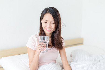 亚洲青年女子在床图片