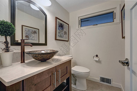 清洁现代化的浴室内部图片