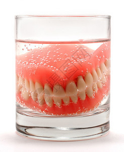 假牙放在一杯水中清洗图片