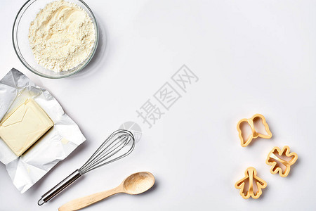 准备面团面团的成分面粉黄油和各种工具在白色背景上文本的可用空间顶视图图片