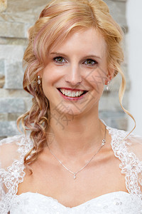穿着白色衣服的美丽金发微笑新娘的家庭肖像图片
