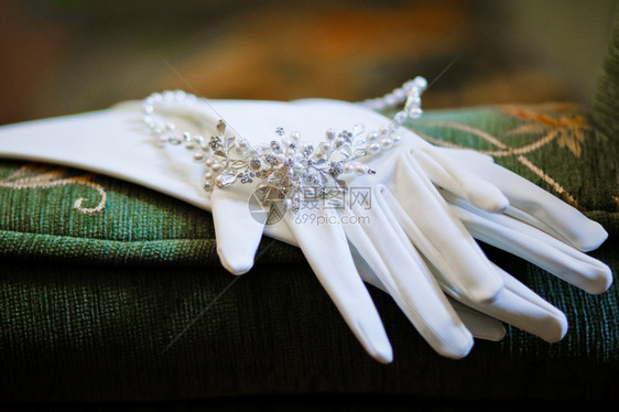 带有漂亮项链的婚礼手套图片