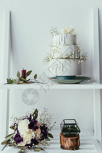 近距离观看结婚蛋糕新娘花束和结婚戒指图片