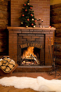 附近有柴火和温暖的白色毛皮的壁炉照片图片