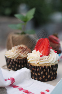 用草莓和糖心装饰的奶油蛋糕图片