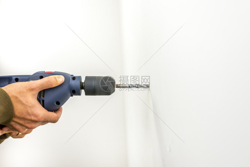 墙两边打孔怎么能打准