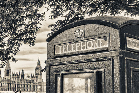 泰晤士河沿线的传统电话亭威斯图片