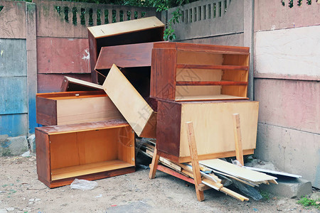 旧木家具扔进垃圾桶图片