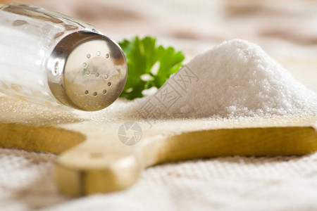厨房里的布和木盘上的海盐背景图片