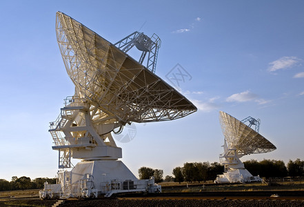 两台紧凑阵列射电望远镜下午晚些时图片