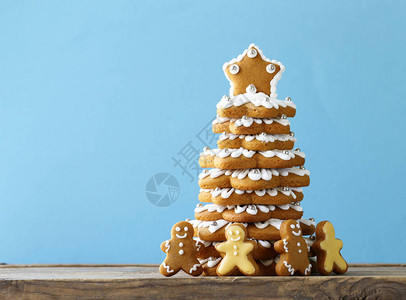 姜饼和圣诞树作为节日装饰图片