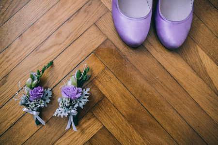 紫色婚礼配饰鞋子和鲜花图片